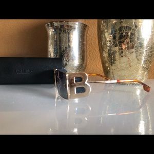 Burberry ‘B’ Lens Detail Rectangl Frame Sunglasses